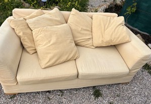 Conjunto de sofás em tecido com almofadas.