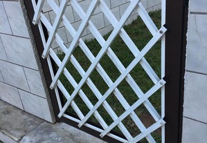 Portão exterior de alumínio pintado