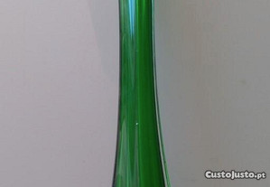 Solitário em vidro incolor e verde, com falhas