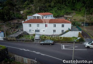 Bloco de 4 apartamentos com terreno de 12.232 m² e ruína   excelente de investimento na urzelina
