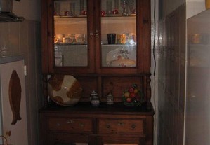Antigo aparador armário louceiro em casquinha