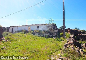 Ruína em pedra geminada, com terreno de 2,3 hectares