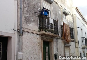 Prdio tradicional com 3 pisos junto Zona Ribeirinha de Alccer do Sal