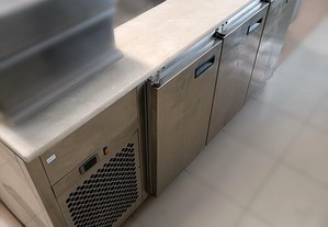 Bancada refrigerada com 3 portas e tampo com mesa fria
