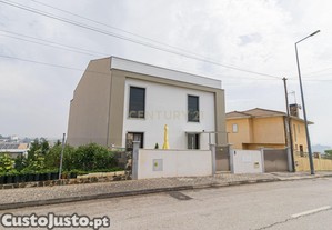 Moradia T5 em Bragana - Quase Nova e Pronta a Habitar