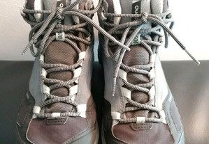 Excelentes botas Quechua para caminhada tamanho 37,5 e usadas só 1 vez
