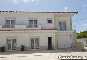 Moradia Geminada Com Garagem Em Condomínio...