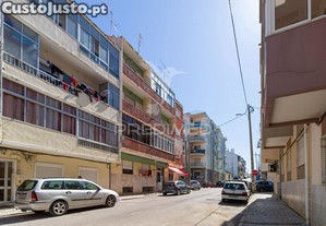 Luminoso t2 com duas varandas no seixal excelente de remodelação