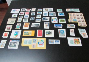 Filatelia: Lote 6 - Canadá, cerca 70 selos usados colados em papel