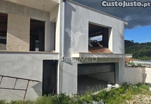 Moradia moderna t3/t4 em revelhe fafe