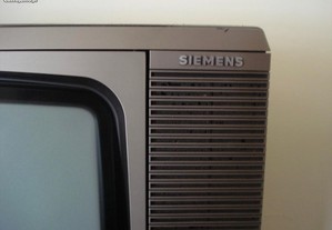 Televisor antigo com imagem a preto e branco