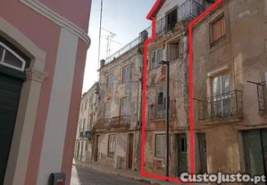 Prdio para restaurar na Praa Oliveira Marreca 62, Sta. Iria da Ribeira de Santarm