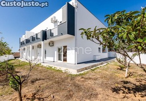Prédio Com 11 T1 E 6 T0 No Centro De Leiria