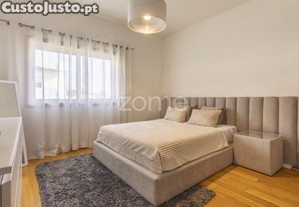 T2 Com Varanda, Garagem E Arrumos|Condominio...