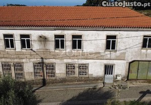 Prédio Junto À Igreja De Escariz, Arouca