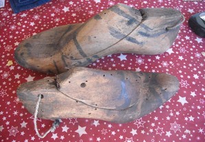 2 moldes sapatos muito antigos em madeira