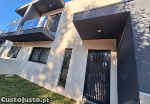 Moradia T3+1 Semi-Nova C/ Painis Solares e Jardim, a 2 min da estao!