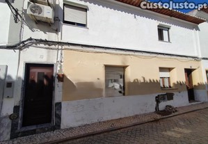 Apartamento T3, no centro de Moura (Rua Jos Godinho Cunha), Beja