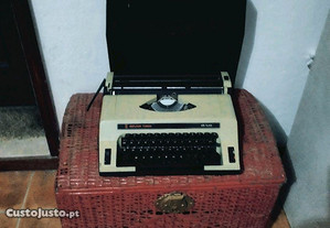 Máquina antiga de escrever em bom estado geral