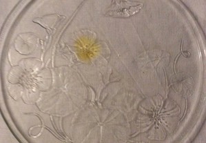 Prato de vidro redondo com decoração flores
