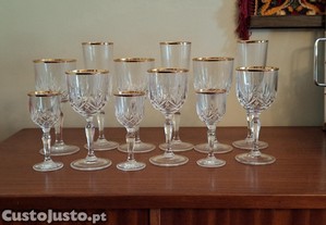 Conjunto de copos de cristal: água, vinho, vinho do Porto, champanhe