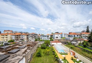 Prédio Com 3 Pisos E Jardim Na Rua De Costa Cabral
