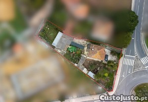 Terreno de 1250m2 com Moradia para recuperar - 8 Quartos