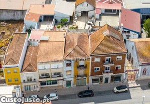Prédio composto de uma loja e 2 apartamentos
