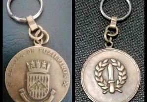 Porta chaves em metal com o símbolo da Escola de Fuzileiros da Armada Portuguesa