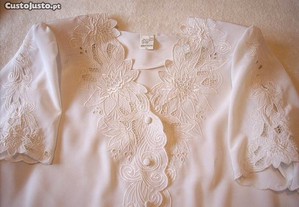 Camisa bordada cor branco e tamanho XL
