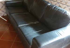 Sofa em pele preta com 3 lugares