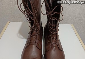 Botas com atacadores estilo medieval