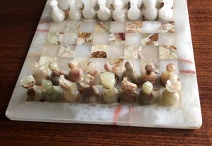 Jogo de xadrez em mármore