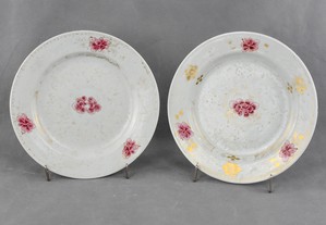 Par de pratos  Bianco sopra Bianco  decorado com dourados e flores séc. XVIII