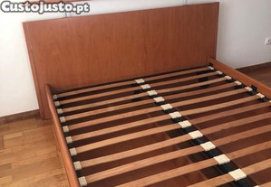 Cama casal com gavetes e mesas de cabeceira
