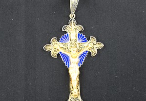 Cruz com Cristo Crucificado em Filigrana de prata dourada e esmaltes