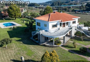 Quinta Exclusiva Com Moradia T4 E Vinha A 1Km...