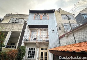 Prédio Singular Na Rua Do Almada No Porto