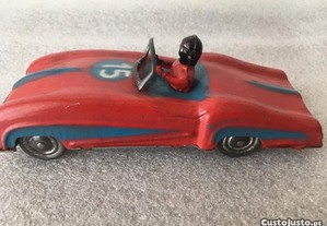 Brinquedo português de folha (design anos 60) - carro cabriolet competição (piloto africano)
