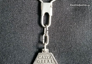 Porta chaves metal com símbolo do banco Caixa Geral de Depósitos e no verso Machico 1992