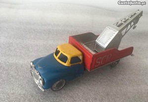 Brinquedo português de folha (design anos 60) - camião grua (carroçaria encarnada)