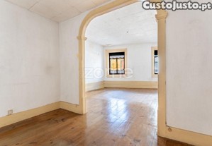 Moradia Para Reabilitar Com Enorme Jardim Na...