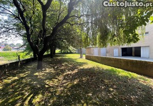 Apartamento T2 com 2 Frentes  97,2 m + 2 lugares de Garagem e Jardim Privativo