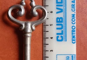 Pequena chave em metal