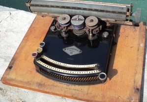 Maquina de escrever Gundka 3 de 1920 com caixa