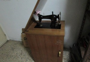 Máquina de costura PFAFF 31 com móvel