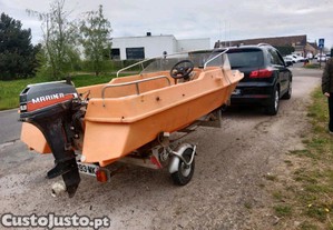 Barco com motor e atrelado