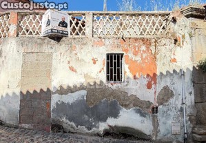Moradia com terraço, para reabilitação, no centro histórico de mirandela