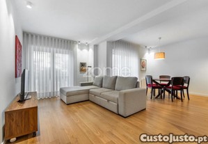 T1 De Charme Renovado Com Varandas E Garagem Na...