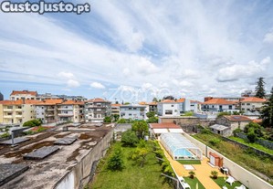Prédio Com 3 Pisos E Jardim Na Rua De Costa Cabral